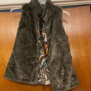Isle Apparel Faux Fur Vest Small